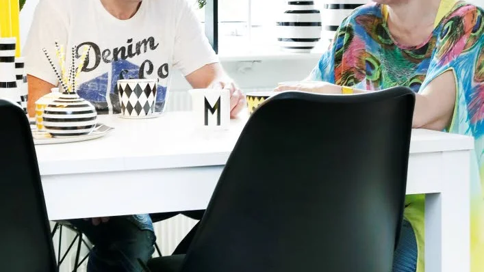 Kay och Elisabeth Axelsson trivs bäst när det är ganska mycket prylar framme. De vill gärna ha lite humor i inredningen också.