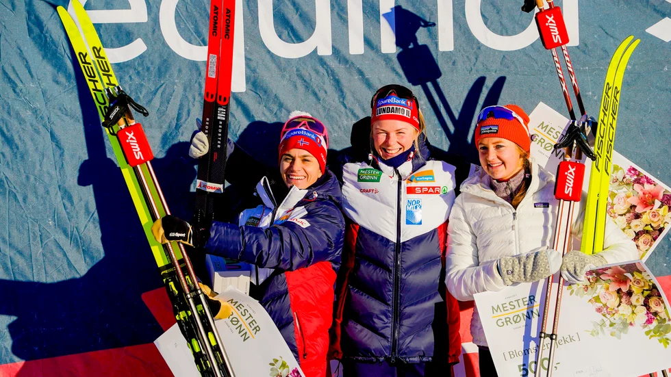 Vinnaren Anne Kjersti Kalvå (mitten) tillsammans med tvåan Heidi Weng, tv, och Ingvild Flugstad Østberg på tredje.