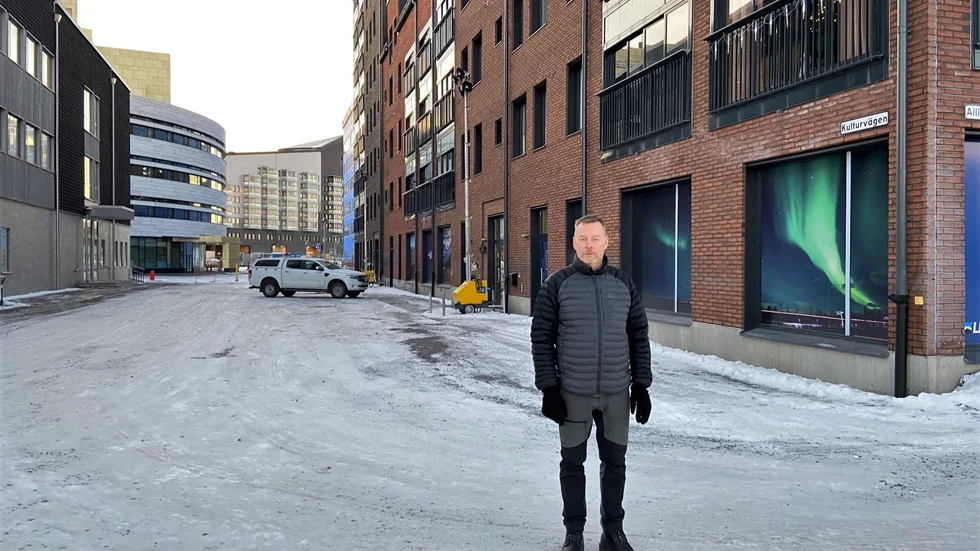 På gatorna i kvarteret får man inte stå. Då får man p-böter. Micke Fors bor i huset på bild och har fått två p-böter redan på gatorna runt huset. Inga skyltar och anvisningar finns i närområdet. Familjen flyttade in i augusti. 