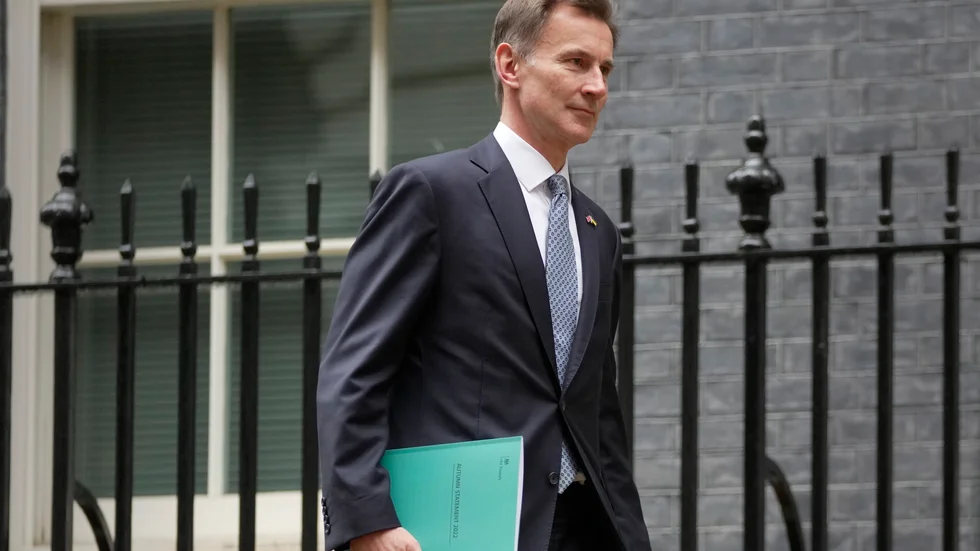 Storbritanniens finansminister Jeremy Hunt i samband med att regeringen i dag presenterat en ny budgetplan.