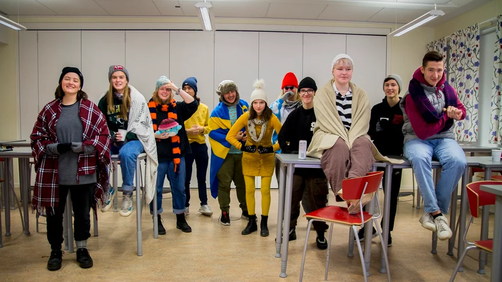 Delar av klassen ES21 på Duveholmsgymnasiet i Katrineholm firar frysafton i klassrummet. Inriktningen animation och visualisering har riksintag. 