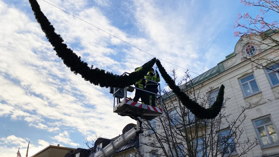Nu sätts den splitter nya julbelysningen upp i Strängnäs. 