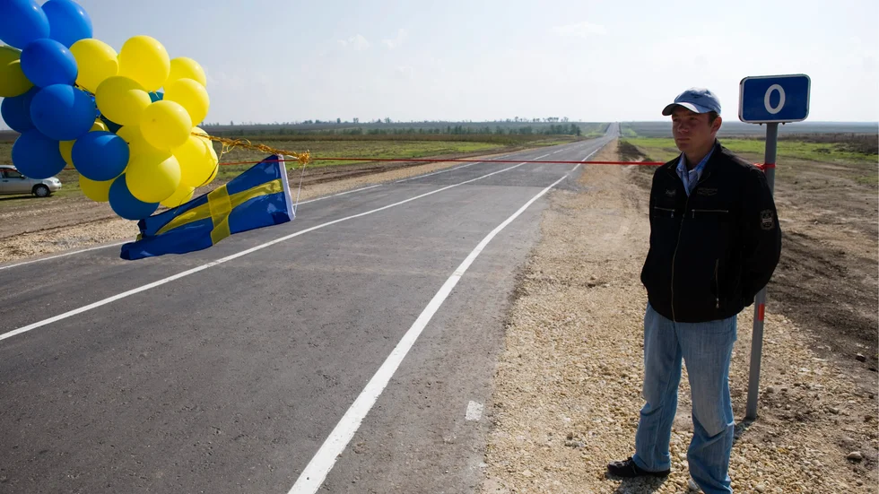 Gammalsvenskby i södra Ukraina har befriats från den ryska ockupationsmakten. Här har bybor förberett en svensk flagga och blågula ballonger inför kung Carl XVI Gustafs besök år 2008. Arkivbild.