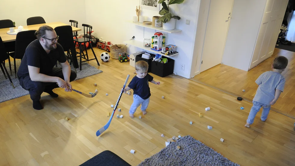 Tobias Snäll på vardagsrumsgolvet med sönerna Ted och Loui. Pappaledigheten kom minst sagt lägligt, annars hade de dubbla tränarrollerna i Nyköpings SK förmodligen inte fungerat så länge som de nu gjort.