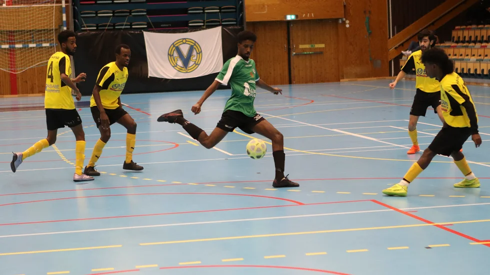 Abdirahman Hassan i Marsjl/Byle laddar för skott i mötet med Vingåker. Ett av lagen spelar kvartsfinal, det andra ärutslaget ur Värmbol cup.