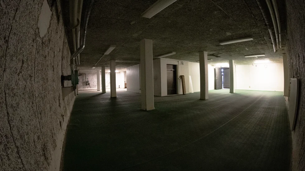 Skyddsrum kan se väldigt olika ut. Här är ett skyddsrum med plats för 300 personer.