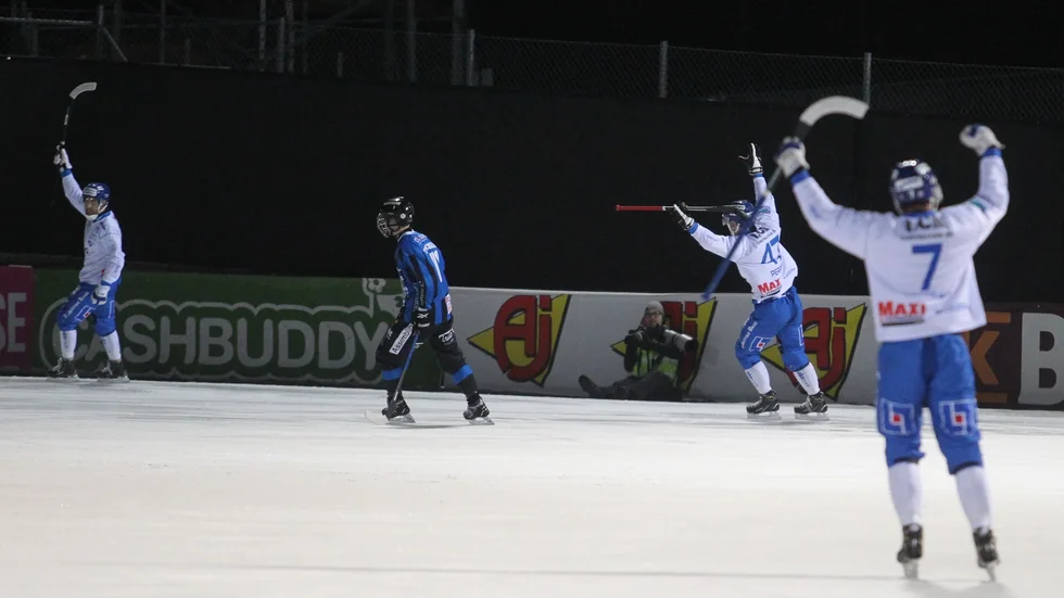 IFK Motalas Jonas Enander, längst till vänster, har gjort mål mot Sirius i fredags. Anfallaren fortsätter i IFK två säsonger till efter den här.