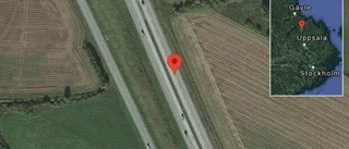 Personbil stillastående på E4 - helt stopp i ett körfält