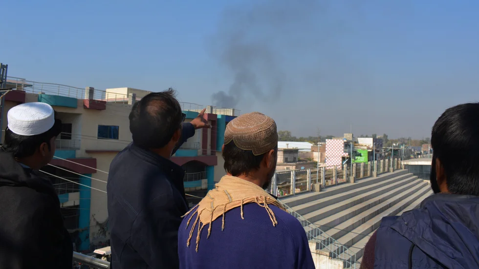 Rök stiger från det terrorismbekämpningscentrum i pakistanska Bannu där talibaner tog gisslan.
