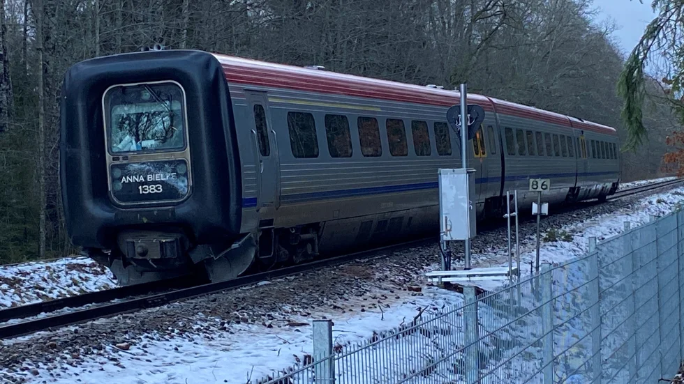 Tågtrafiken på sträckan Nässjö – Hultsfred är en av linjerna som stoppas på grund av ovädret. "Det blir ett antal tillfällen per år, när det är väldigt hårda vindar, som vi måste begränsa trafiken på något sätt", säger Göran Holmberg på Trafikverket.