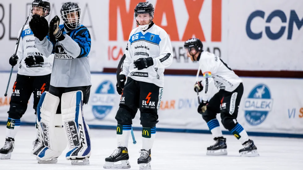 Stefan Kröller (i mitten) och hans Sirius möter Motala på hemmaplan.