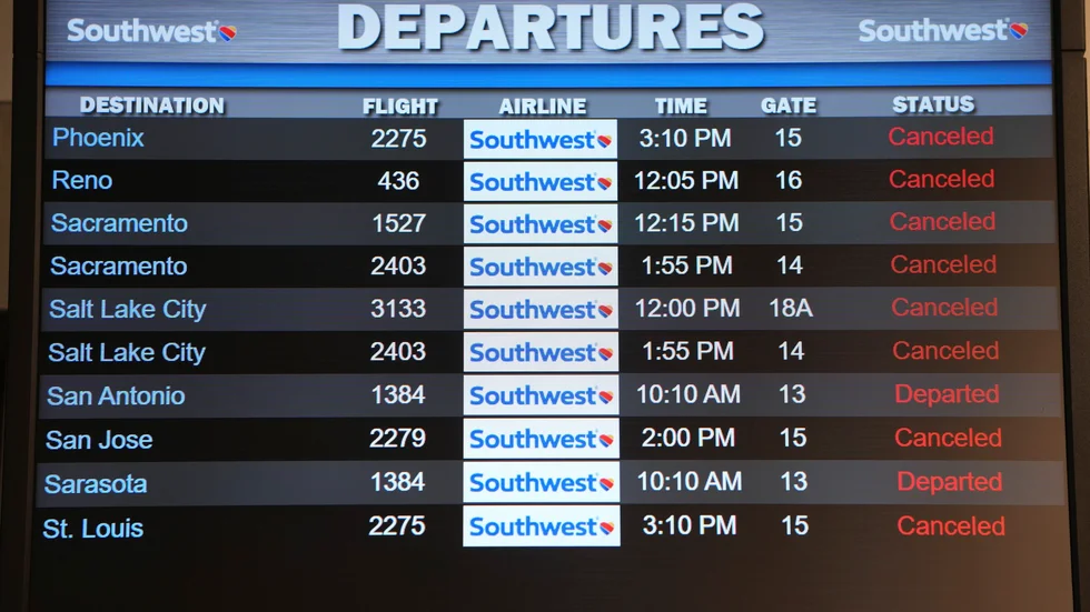Inställda Southwest Airlines-flygningar i tisdags i Los Angeles. Bolagets aktie föll på onsdagen.