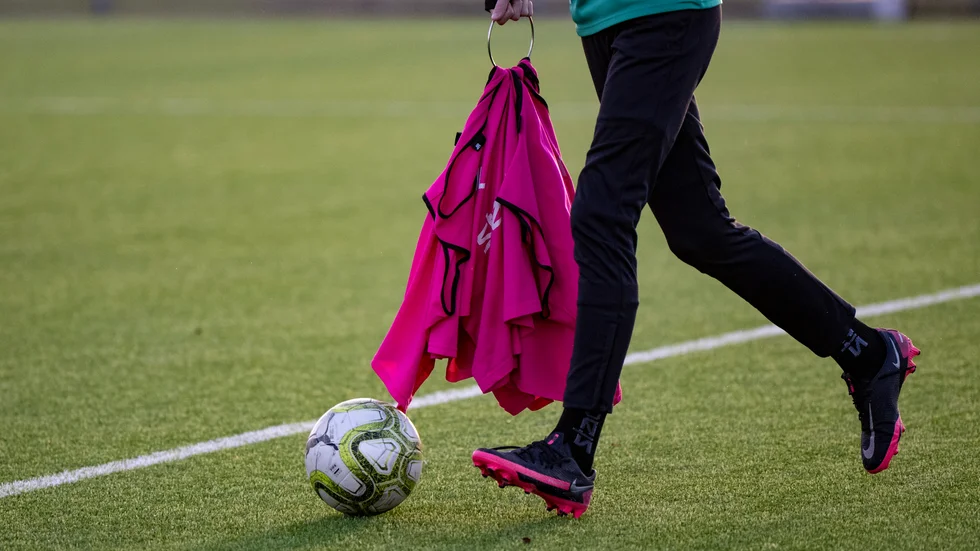 Fotbollsledaren från Norrköping döms för grova brott mot barn. Bilden föreställer inte den tilltalade mannen.