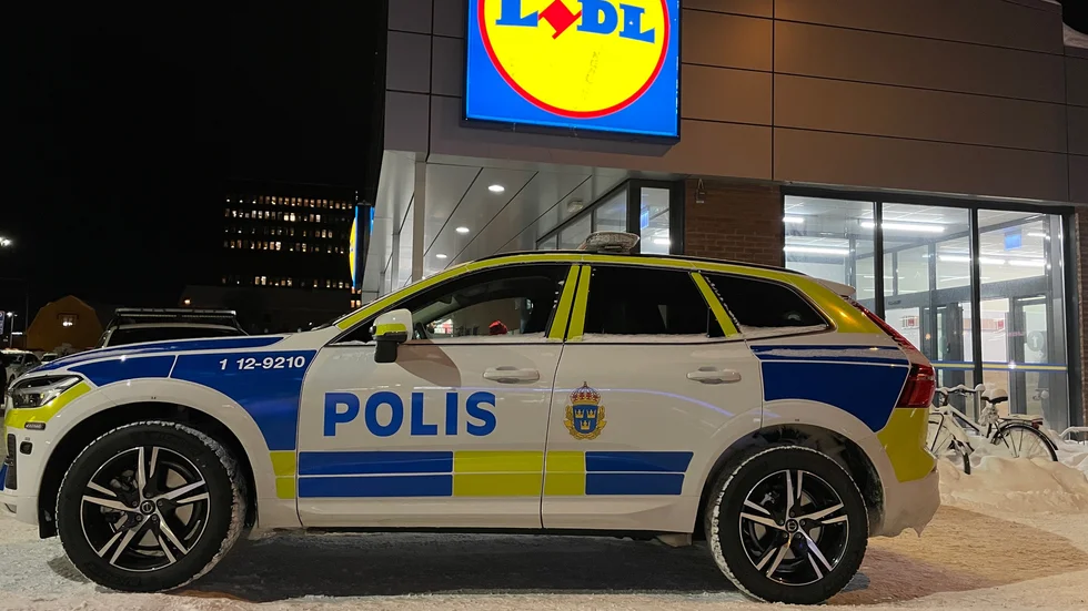 Två polisbilar och två bilar från Securitas har ryckt ut till platsen.