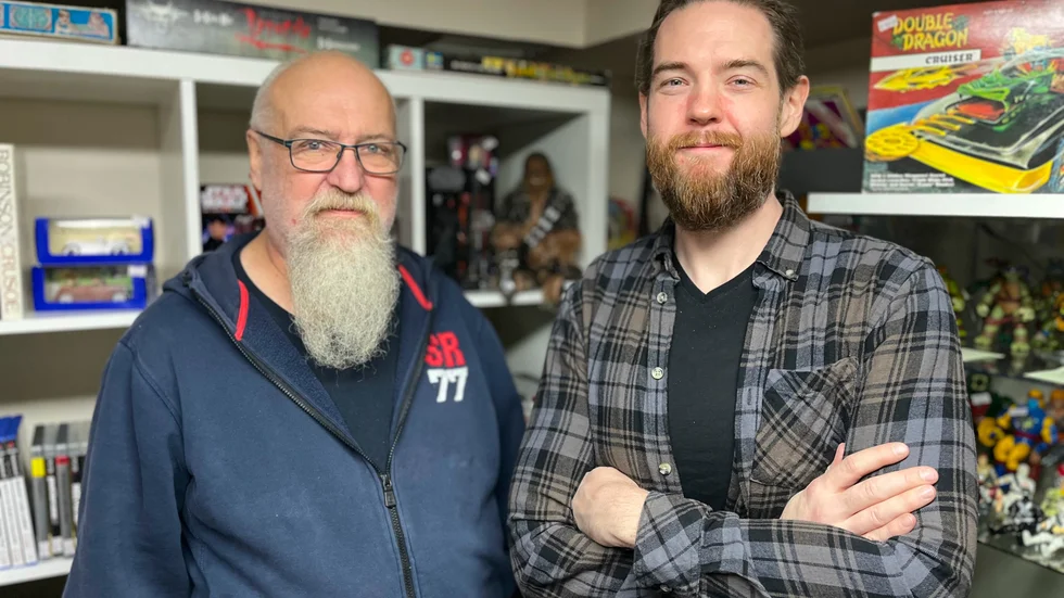 "En persons skräp är en annans skatt". Tommie Carlsson och Michael Zander säljer sina samlarsaker i legobutiken på Skönbergagatan.
