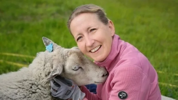 Ulrika Ekström och hennes make vaktar och sköter får sommartid vid permanentbostaden nära Mälsåkers slott.