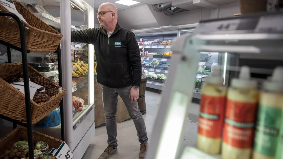 Läget för butiken i Vattholma blev snabbt allvarligt när intäkterna sjönk och kostnaderna steg. Men det syntes inte omedelbart i hyllorna, konstaterar butiksägaren Torbjörn Hammar. 