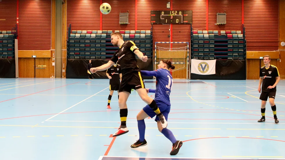 Gropptorps lagkapten Anton Fredriksson nickar undan i duellen med Leon Miosic Sanderberg i VFC.