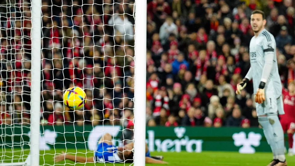 Wout Faes hade en mardrömskväll på Anfield.
