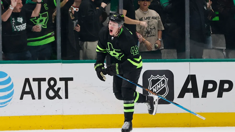 Fredrik Olofsson jublar efter att ha gjort sitt första NHL-mål. Hans Dallas vann mot San Jose med 5–2 på nyårsafton.