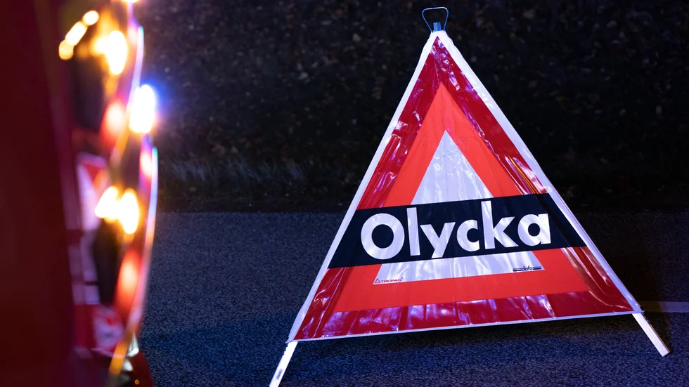 Bilföraren råkade köra mot trafikens riktning på en motorvägsavfart, fick panik och körde ut på motorvägen med en olycka som följd.