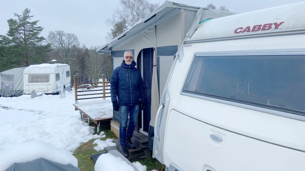 Mats Romlin som bott på campingen sen i sommar och gärna ville bo kvar inser att han nu måste hitta en ny bostad före årsskiftet. Husvagnen får dock stå kvar om han vill. 