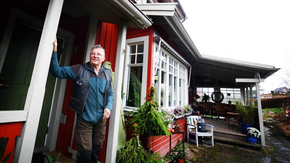"De vill ha 8 067 kronor för att ångra ett elavtal som vi inte vill ha. 8 067 kronor, det är hutlöst mycket! Man blir riktigt arg, det är nästan hela min pension som går åt för det", säger Göran Axelsson.