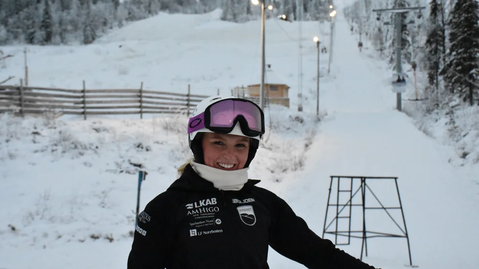 Klara Edvinsson, 19, går på skidgymnasiet i Gällivare och tycker det är väldigt kul att få åka på hemmaplan. Hon har fått tjuvstarta i backen eftersom Dundret redan öppnat för skidgymnasiets elever.