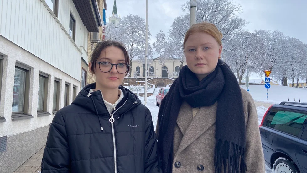 18-åriga Maya Anckarman och Tea Vigren tror att fler elever hade velat ställa upp i Vimmerby gymnasium om deltagarna hade lottats fram. Nu väljer flera att avstå av rädsla för att inte få röster.
