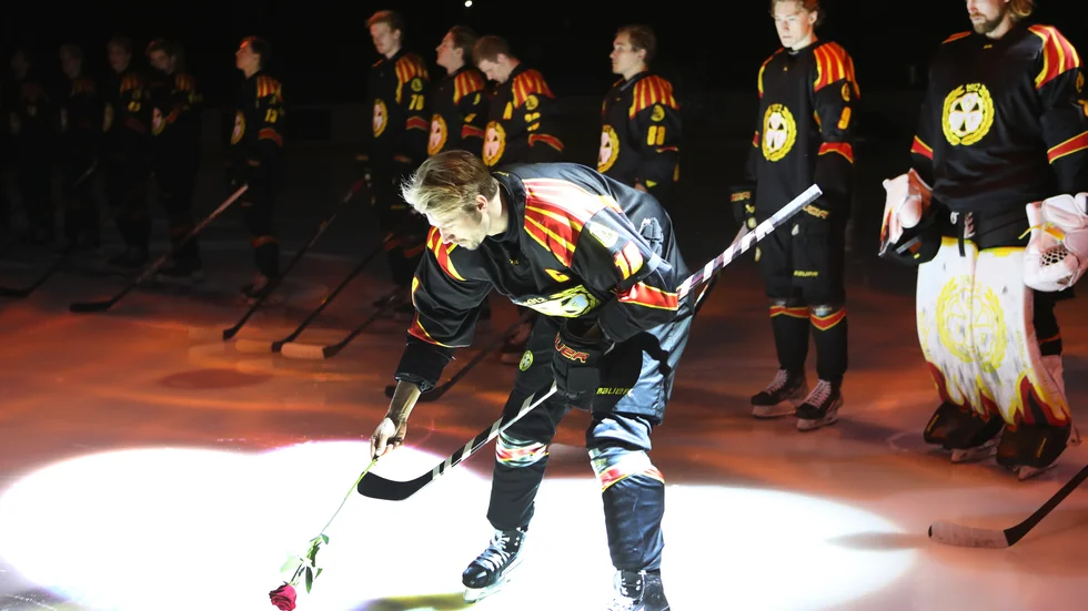 Brynäs Anton Rödin lägger en röd ros på isen som en hyllning till Börje Salming inför Brynäs match mot HV71.