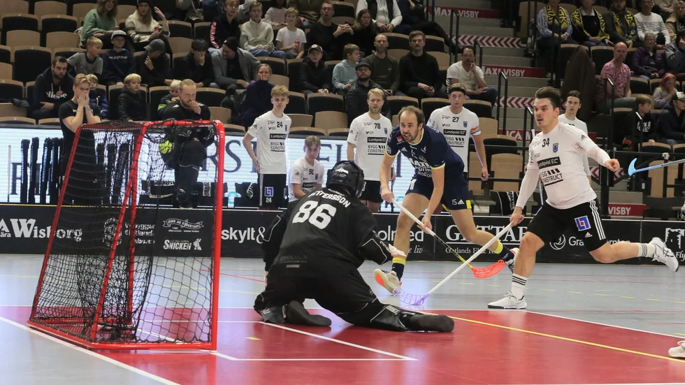 Wilmer Viinamäki trycker in det viktiga 4-2-målet i krysset.