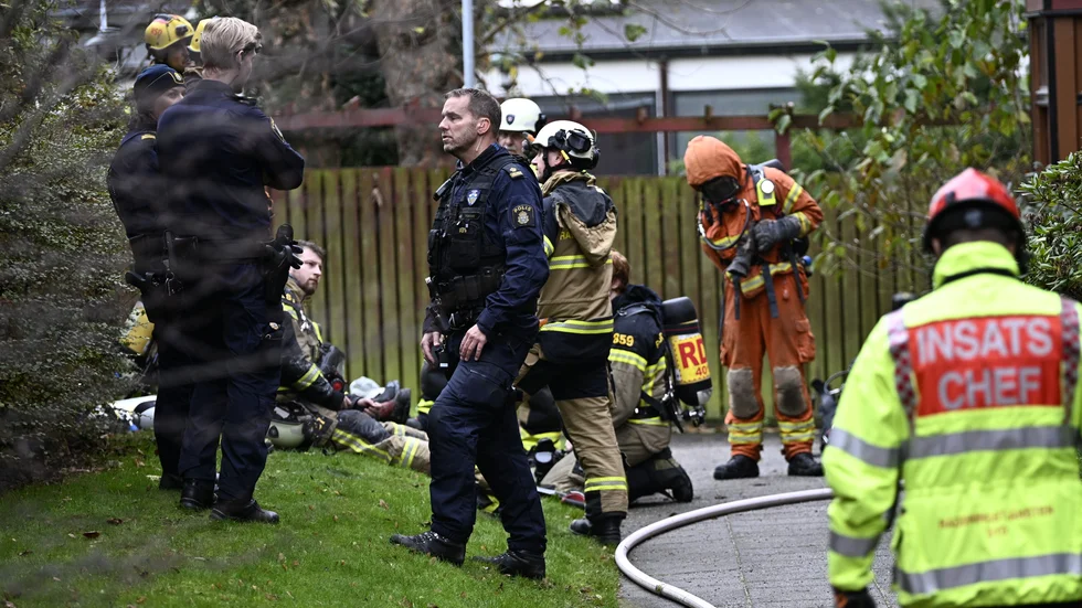 Räddningstjänsten och polisen vid bostaden i Lund som brann kraftigt på söndagen.