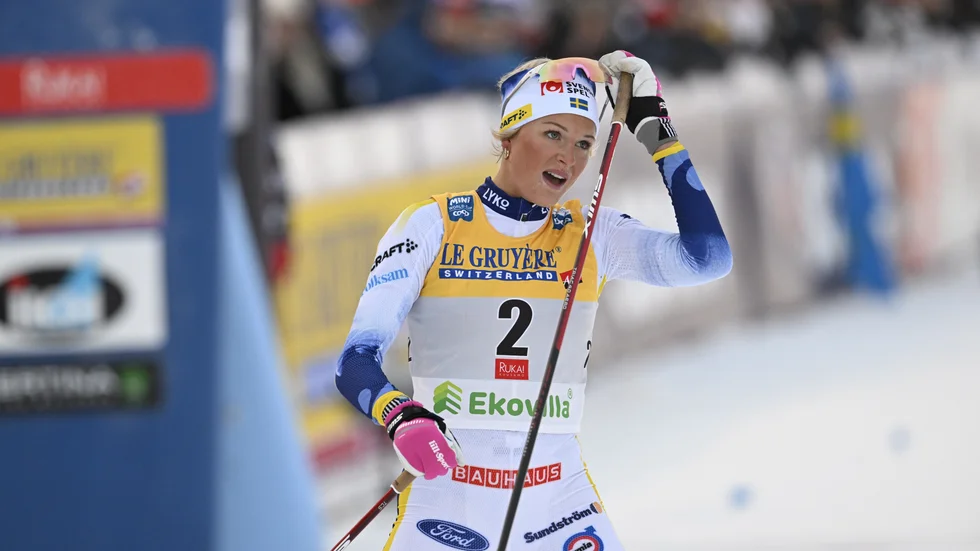 Frida Karlsson vann övertygande damernas jaktstart vid i Ruka i Finland före Ebba Andersson.
