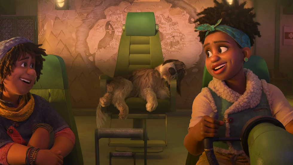 Rollfiguren Ethan i "En annorlunda värld" är gay och har en pojkvän – ett exempel på hur Disney har jobbat med att bli mer inkluderande på senare år. Här syns Ethan tillsammans med sin mamma Meridian Clade. Pressbild.