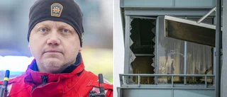 Evakuerade kvinnan: "Vi vet ingenting" • Räddningsledaren: "Trapphuset så rökskadat att det inte går att vara där"