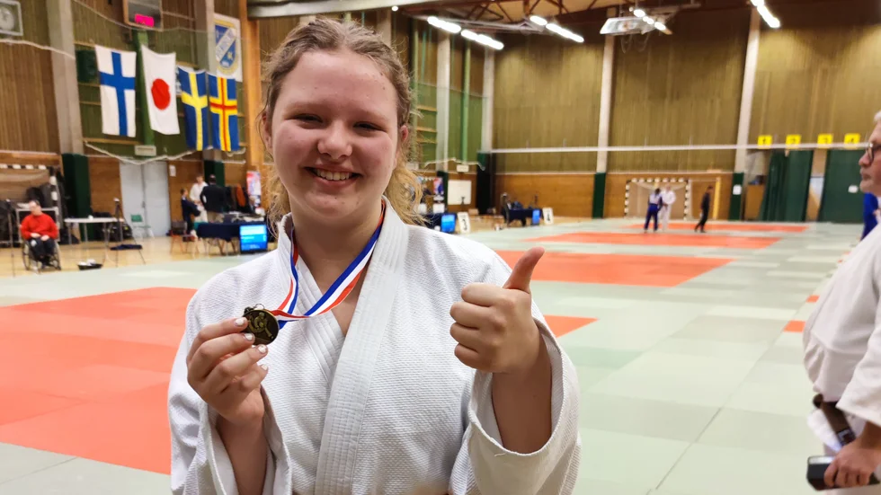 Edith Beijar Werner med sin bronsmedalj från Södra Judo Open 2022 i Stockholm.