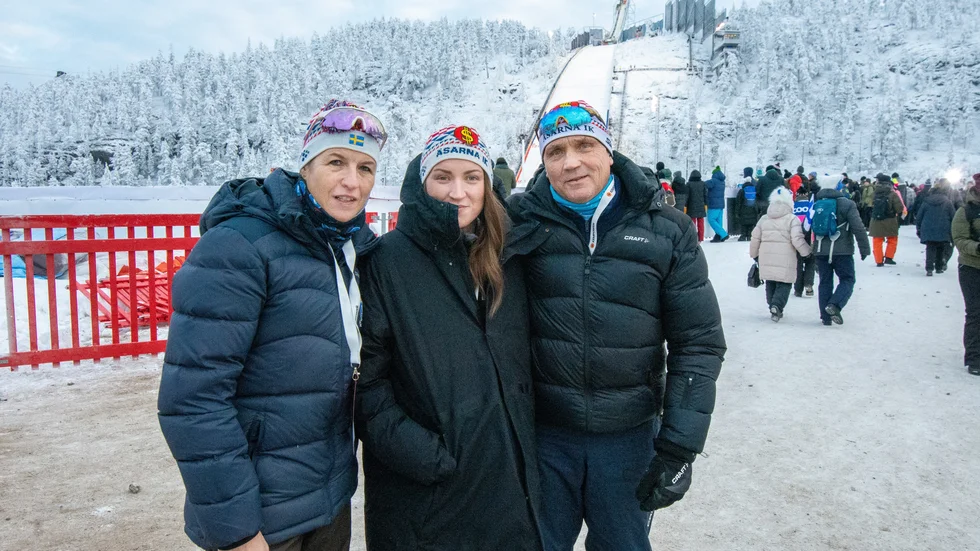 Familjen Poromaa, mamma Anette, systern Elin och pappa Larry fick en madlj att fira under VM:s sista tävlingsdag.