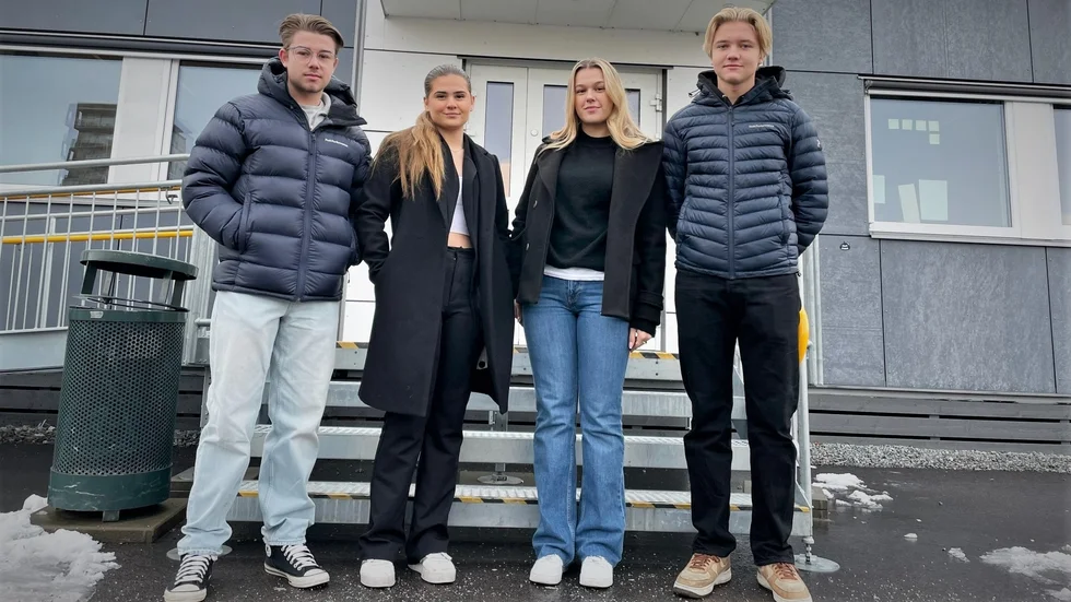 Waldemar Wahlberg, Emma Zereba, Nev Hoffman och Alfred Wahlund i Femibox UF jobbar med en prenumerationsbox med mensskydd. För att den ska vara anspassad till så många som möjligt, har de valt att ha både tampong och mensskydd.