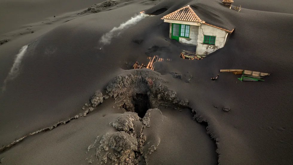 Den ambra som hittades i en strandad kaskelot på den vulkanutbrottsdrabbade ön La Palma är värd nära sex miljoner kronor. Arkivbild från vulkanutbrottet.