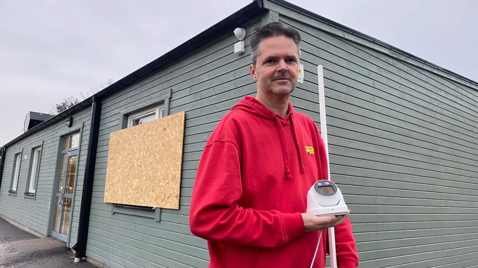 Fredrik Ebbestad som driver Kameraövervakning i Östergötland, tecknade avtal om montering och installation av övervakningskameror på Alléskolan den 22 december. Redan i mellandagarna satte han upp de första och fortsätter jobbet i veckan.