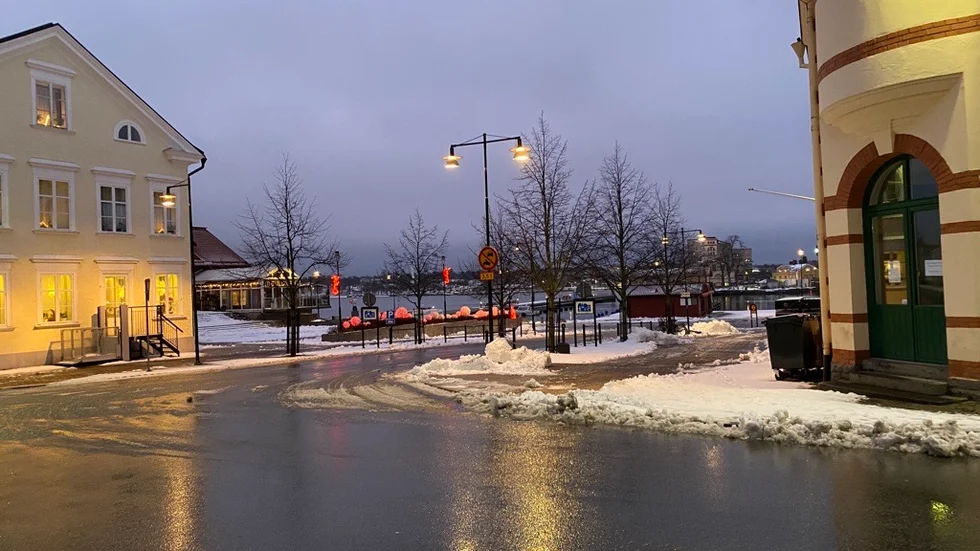 Snön som föll på fredagen ser inte ut att få ligga kvar länge. Kvar på lördagsmorgonen var mest snöslask.