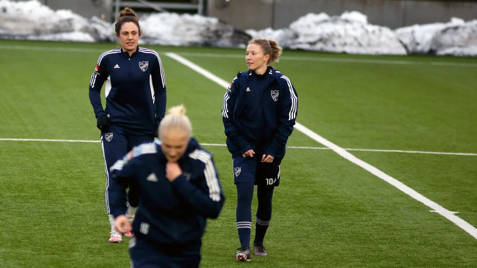 Shannon Woeller och Nicole Robertson möttes nyligen i allsvenskt kval. Nu är de lagkamrater - i IFK. 