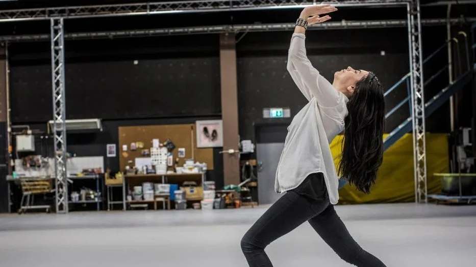 Skådespelaren Meera Ryan vill driva ett undersökande arbete kring temat lögn.