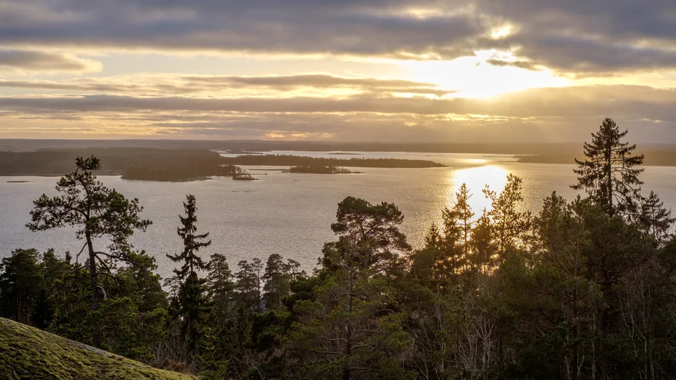 Solnedgång vid Bråviken; fångad på bild tagen uppe på Kolmårdenförkastningen. Ett område som enligt debattörerna hotas av Ostlänken och stenkrossar. 