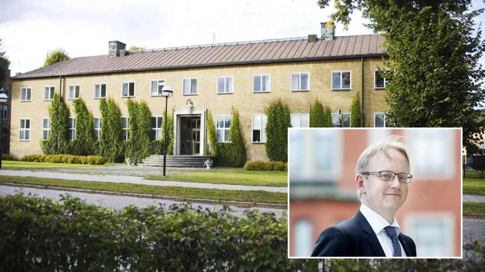Bilden på tingshuset är från 2007, när Katrineholm fortfarande hade en egen tingsrätt. Fredrik Olovsson är infälld. 