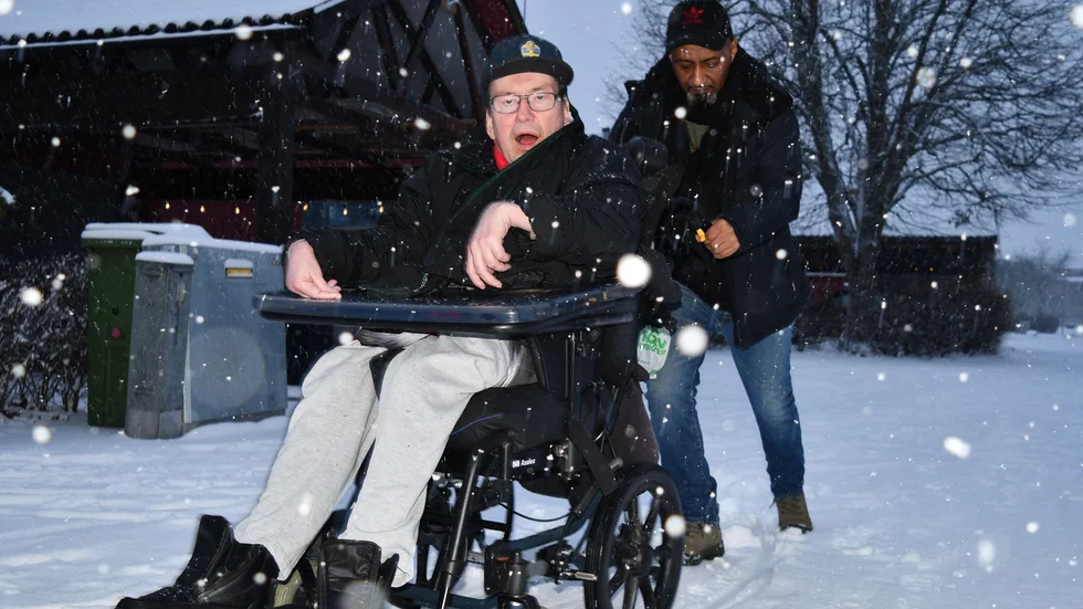 Istället för permobilen är Michael numera beroende av sina personliga assistenter när han behöver ta sig någonstans. 