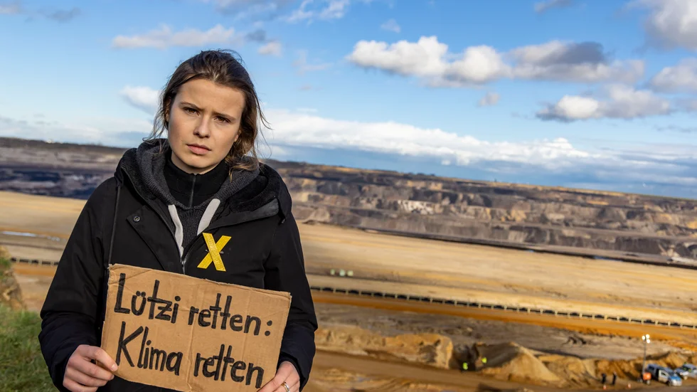 Aktivisten Luisa Neubauer vid gruvan Garzweiler II i västra Tyskland.