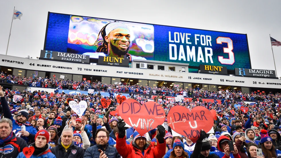 Buffalosupportrar visar sitt stöd till Damar Hamlin inför mötet med New England Patriots i NFL.