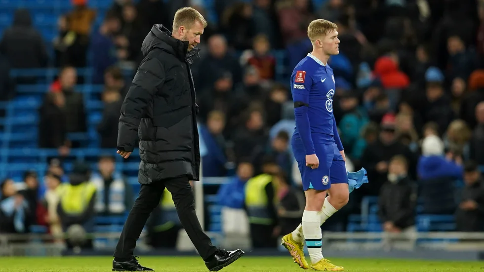 Chelseas tränare Graham Potter lämnar Etihad Stadium efter förlusten mot Manchester City med nedböjt huvud.