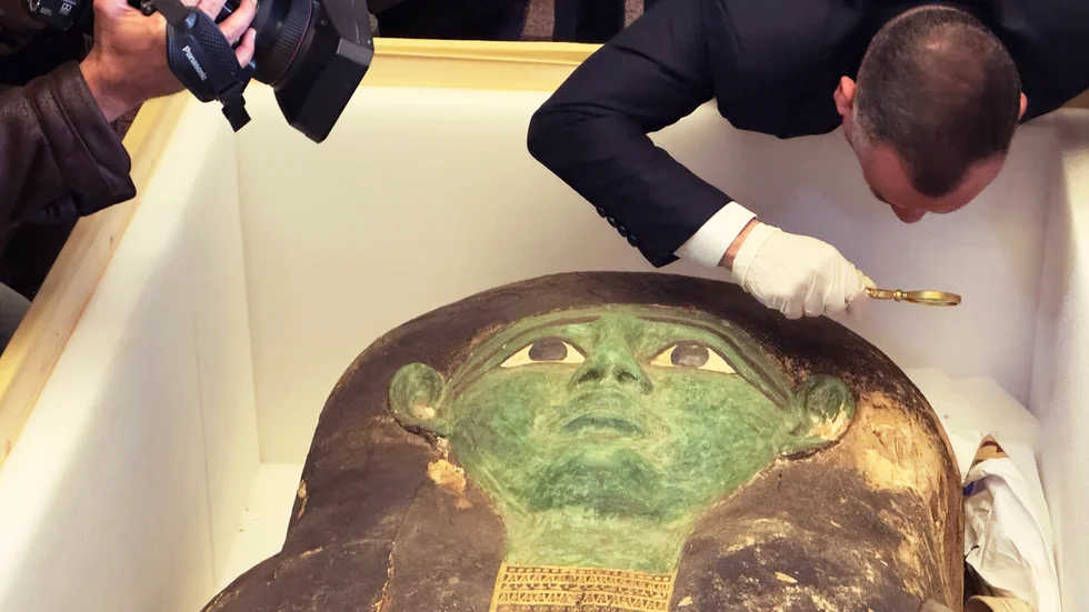 Mostafa Waziri, som är topptjänsteman vid Högsta rådet för antikviteter i Egypten, undersöker sarkofagen vid överlämningsceremonin i Kairo den 2 januari 2023.